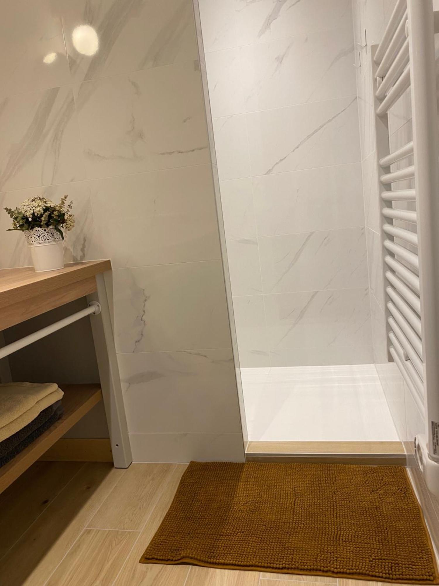 Maison M, Chambre Privee Acces Jardin Piscine Et Jacuzzi Pres De La Rochelle 라로셸 객실 사진